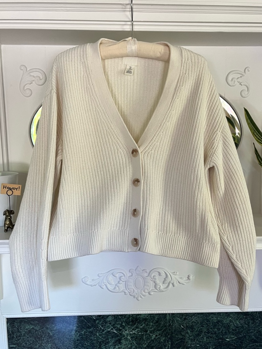 H&M Cream V-Neck Cropped Cardigan Sweater - Size L